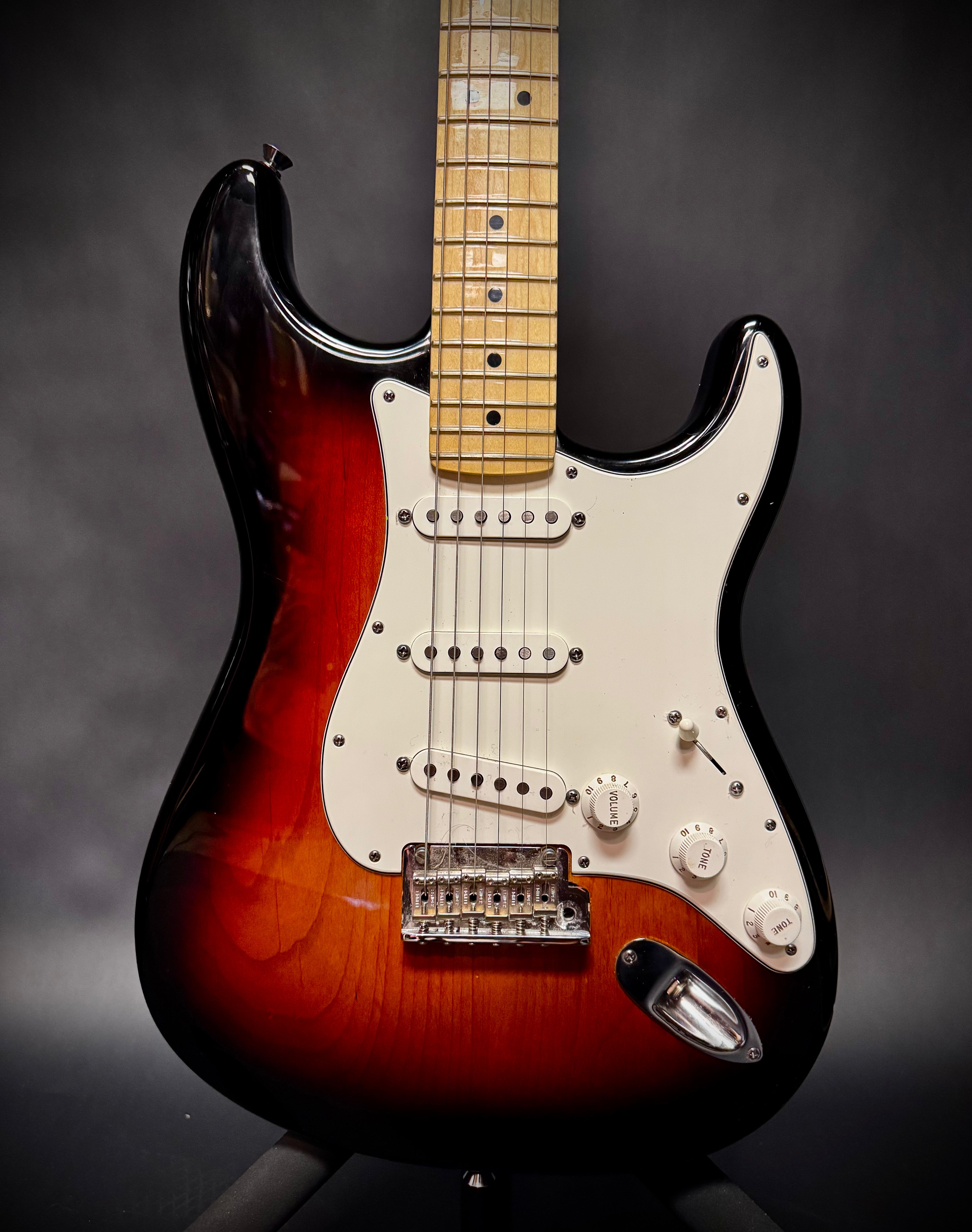 Fender USA Stratocaster Sunburst 2011年製 2011 Fender American Standard Stratocaster Sunburst – Music City